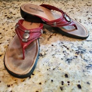 Minnetonka Size 7 Silverthorne Womens Thong Sandals Flip Flops Leather Red Shoes